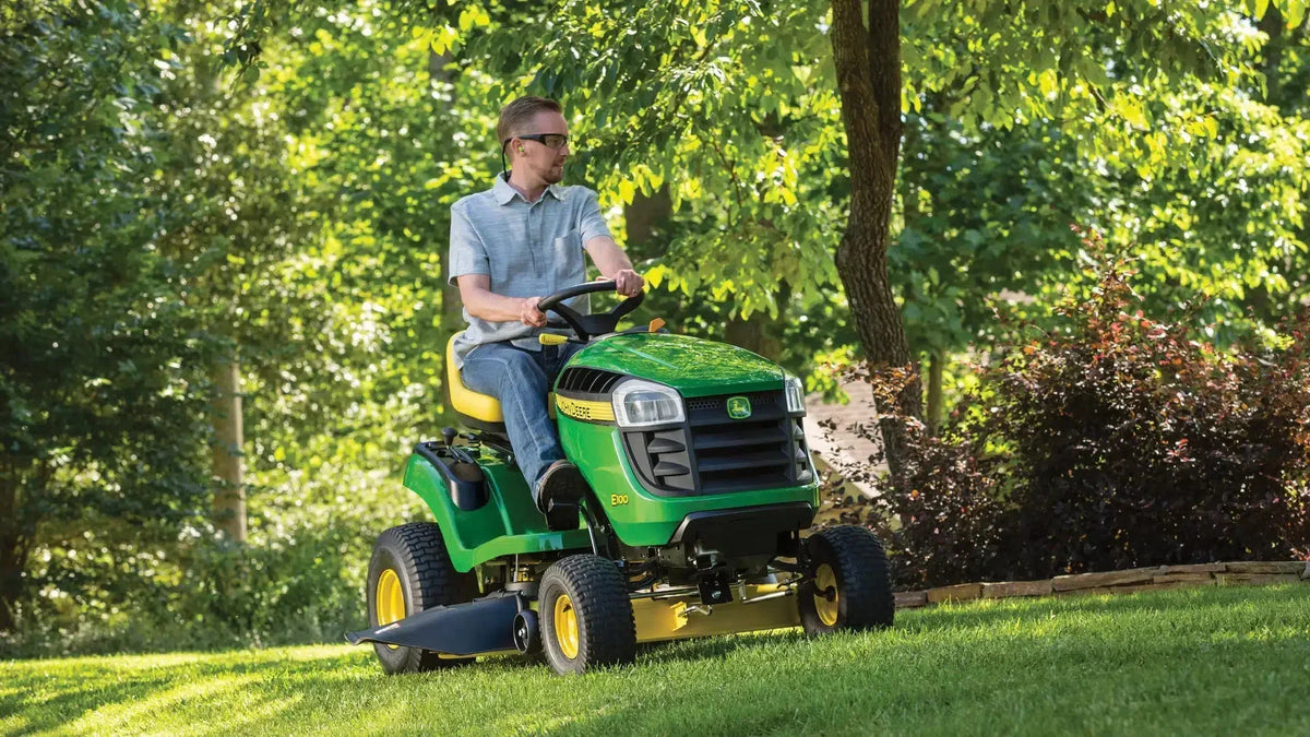 2026 S100 ride-on lawnmower, 107 cm (42 inch) cutting width C 17.5 petrol hydrostatic drive